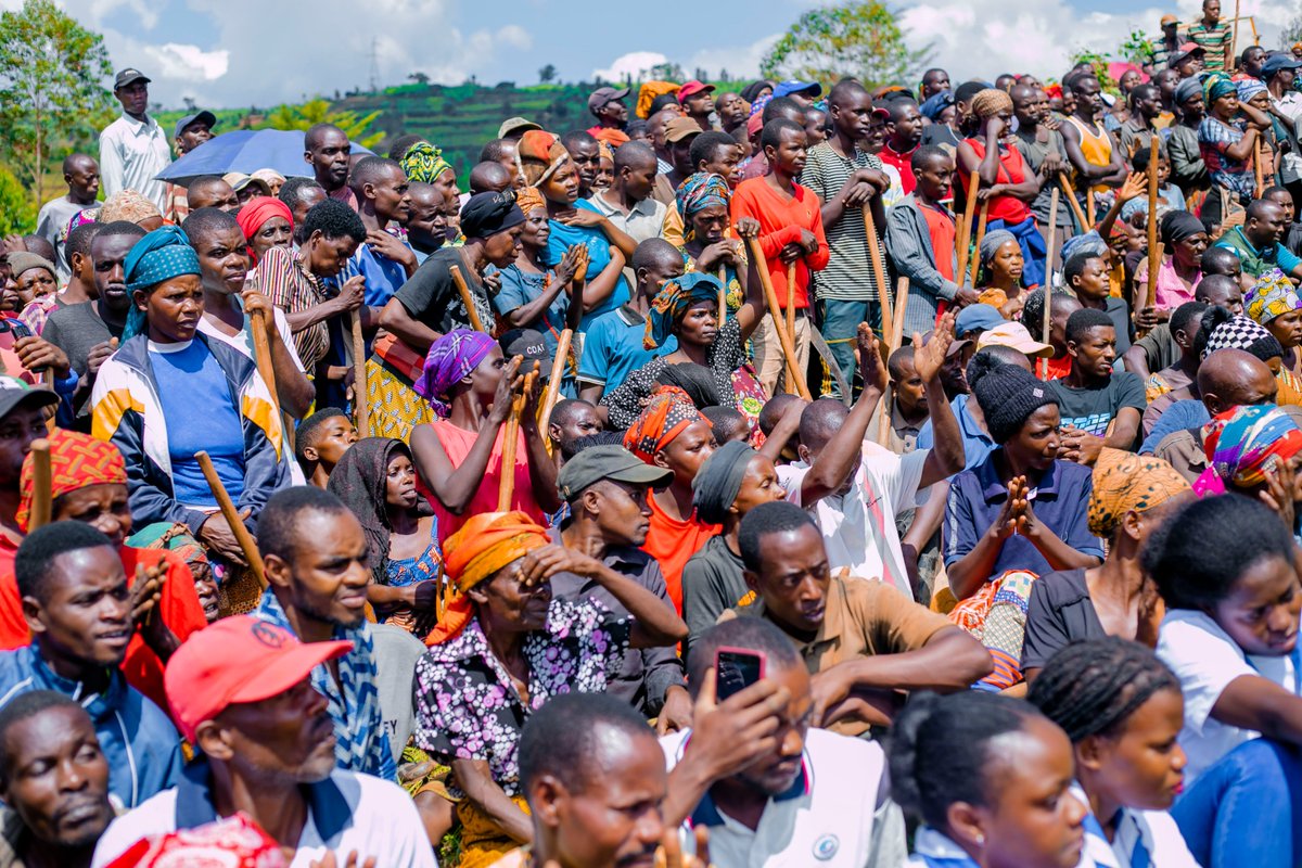 Rwanda kicks off #NationalEnvironmentWeek with a community-driven initiative! Residents of Ruhango, Nyamagabe &Karongi Districts united to create terraces on around 10 hectares, promoting land management, sustainable agriculture & environmental conservation #WorldEnvironmentDay