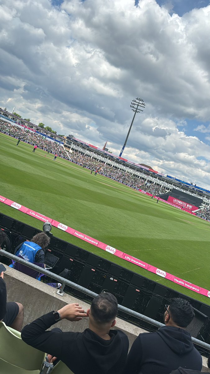 Electrifying atmosphere @edbastoncricket Pakistan 🇵🇰 vs England 🏴󠁧󠁢󠁥󠁮󠁧󠁿 🏏