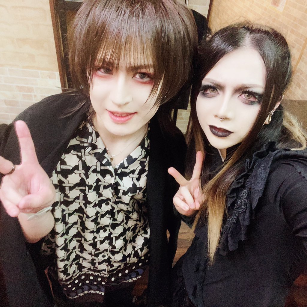 皆さんこんばんは！！
昨日はブラホありがとうございました🙌🙌
一回のセッションであんなに仲良くなれると思わなかったのでまたやりたい気持ちでいっぱいです🤒🤒
共に下手だったGENさんと🙆‍♂️
ライブ中の写真も撮って頂いたので後ほどあげますね😸

#バンギャル実験
#NOAH選抜セッション