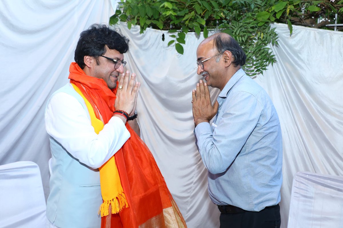 nitinagarwal_n's tweet photo. आज कुरुधाम कालोनी, दुर्गाकुंड रोड, वाराणसी में श्री कमलेश अग्रवाल जी द्वारा आयोजित कार्यक्रम में व्यापारी भाइयों एवं बहनों से संवाद कर आदरणीय प्रधानमंत्री जी को ऐतिहासिक मतों से विजयी बनाने की अपील की।
4 जून 400 पार
फिर एक बार मोदी सरकार
#HumaraVoteBJPko
#HumaraVoteModiKo https://t.co/DtyvwotFb6