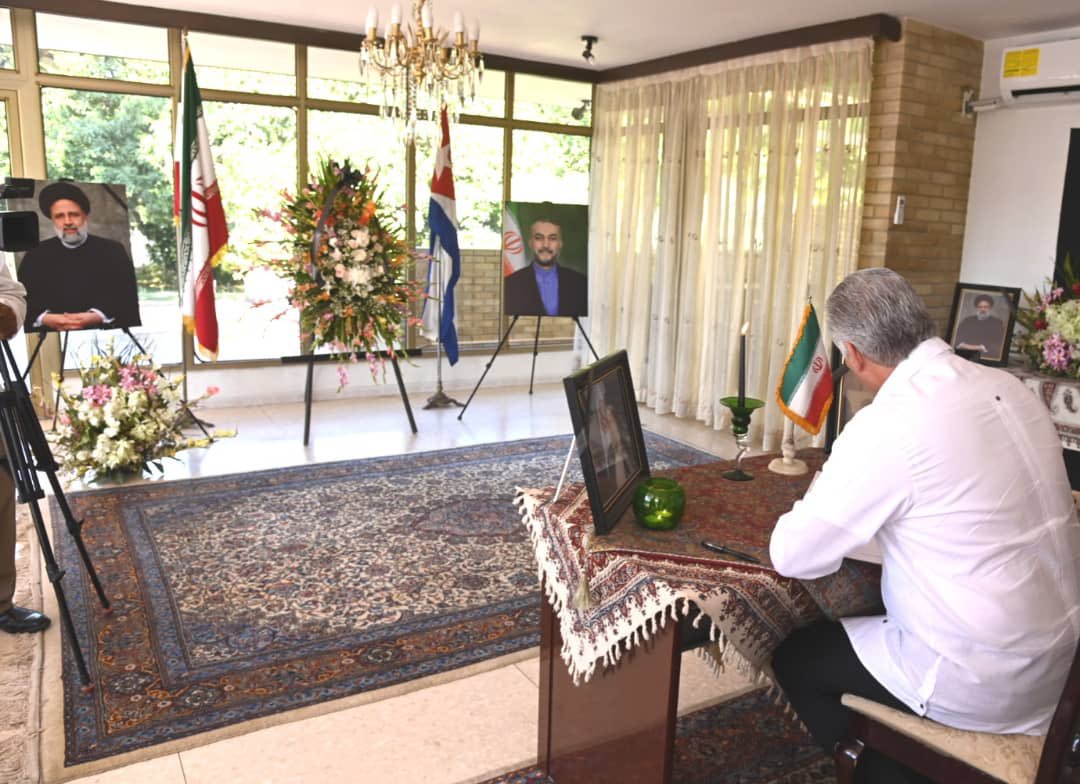 🇨🇺| En nombre del pueblo y gobierno cubanos, el presidente @DiazCanelB acudió a la Embajada de la República Islámica de Irán en La Habana para expresar condolencias por el fallecimiento del Presidente iraní, Dr. Sayed Ebrahim Raisi, y sus acompañantes en el accidente aéreo.