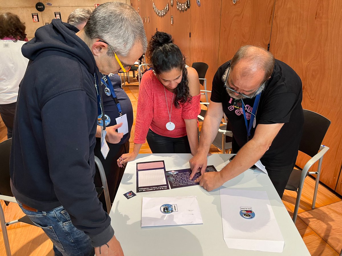 CodeBotsMedia's tweet image. Imatges dels #tallers de la tarda de la #JPRE24 on s’estan fent activitats, Scape RoomS i reptes involucrant la #robòtica, el #pensamentcomputacional i la #programació. 👌🔝