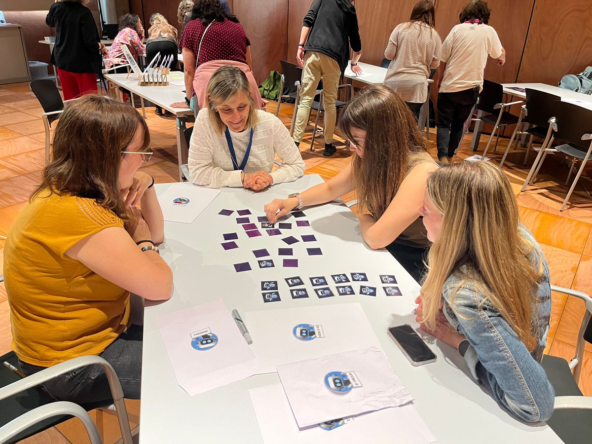 CodeBotsMedia's tweet image. Imatges dels #tallers de la tarda de la #JPRE24 on s’estan fent activitats, Scape RoomS i reptes involucrant la #robòtica, el #pensamentcomputacional i la #programació. 👌🔝