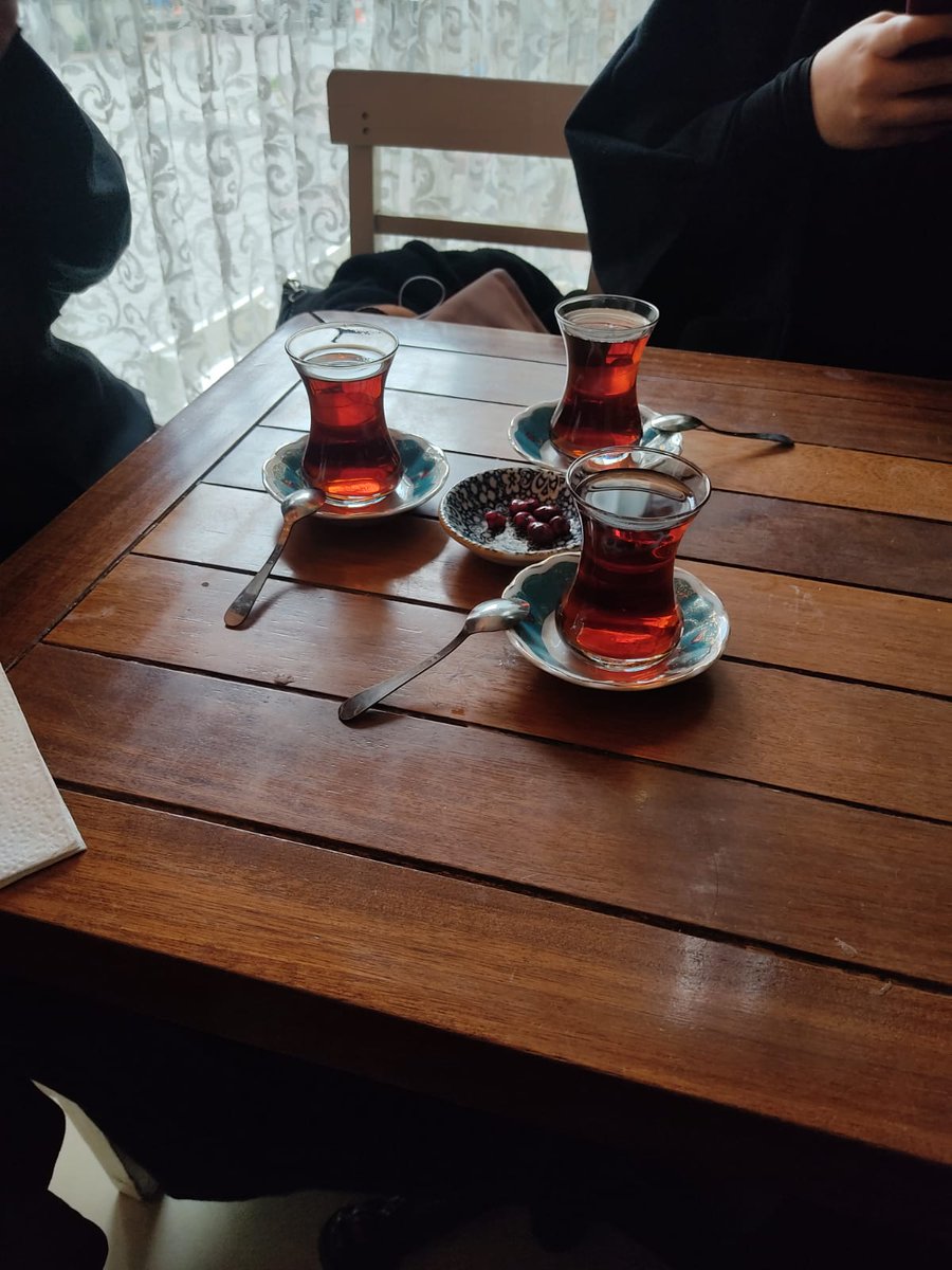 serifekaplann's tweet photo. Özlenen ortam @caysevnbarista @kubragrdll https://t.co/VQSCTKOuam