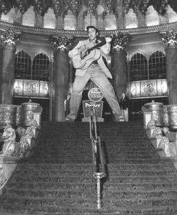 May 25 1956:
At the Fox threatre, a larger than life promotional Elvis on the grand staircase –
Photo by Louis Goldenberg, Paramount Photo Service Michigan.
#ElvisPresley #ElvisHistory