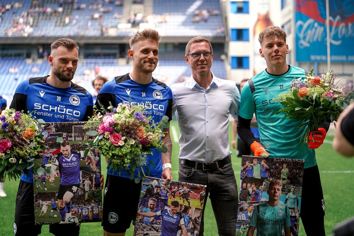 Wir haben soeben drei Spieler offiziell verabschiedet:
Herzlichen Dank für euren Einsatz in Schwarz-Weiß-Blau:
Manuel Wintzheimer, Leandro Putaro und Leo Oppermann 👏👏👏
#DSCSCV