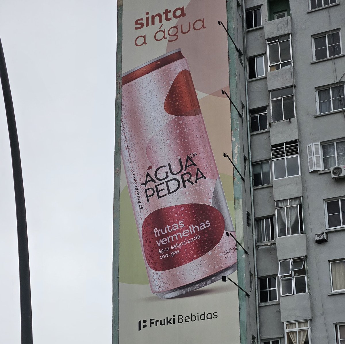 'Sinta a água' - outdoor da Fruki em Porto Alegre.