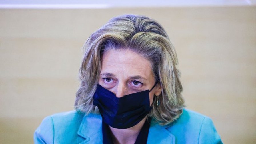 MrPitt11's tweet image. הצעה לתחקיר שמירי רגב הולכת להחוויר לידו:
אשה שהתמסרה לפוליטיקאים מושחתים וחברות פארמה
כלאה אזרחים במתקני כליאה ממשלתיים
פרסמה מחקרים מפוברקים להצדיק בפיית זריקות וסימון אוכלוסייה בטלאי על פי צייתנות
סגרה בתי ספר למשך שנתיים
טייחה והעלימה דיווח של תופעות לוואי
ועוד
@RavivDrucker