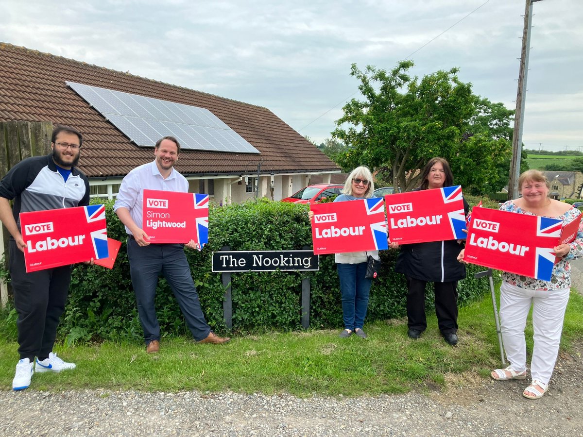 simonlightwood's tweet image. The sun shone down on us in Rothwell this morning and the reception stayed warm in Kirkhamgate this afternoon! ☀️

Thanks to Cllrs Maureen Cummings, Charlie Keith, Lynn Masterman and Julie Medford along with our fantastic local volunteers for their support. 🌹
