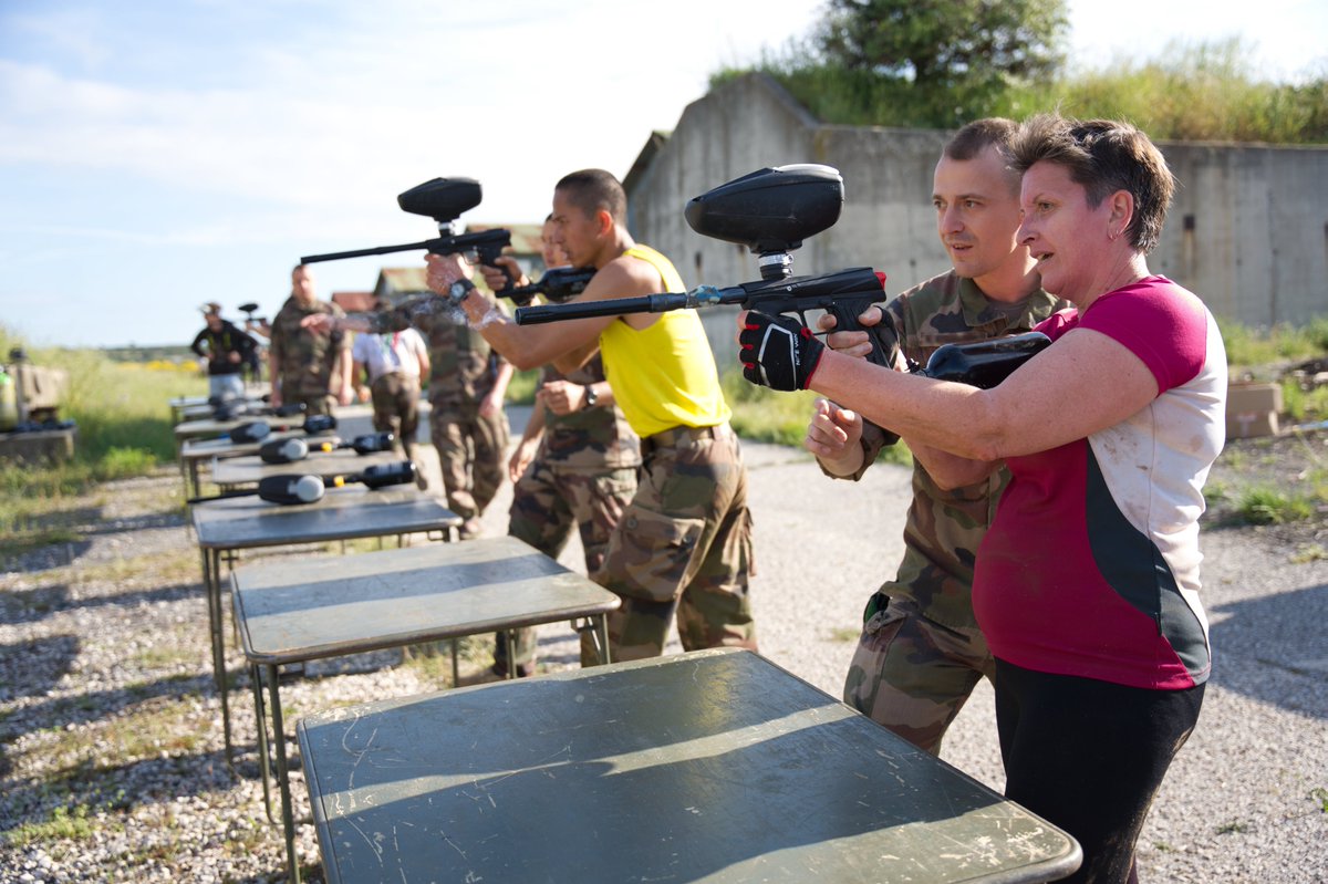 2eEtranger's tweet photo. #InfernalRun Félicitations aux 500 participants civils et militaires venus à bout des 12,5 km de course et qui n'ont pas reculé devant les 20 obstacles de ce parcours difficile au camp des Garrigues! https://t.co/HOvtzoPFsG