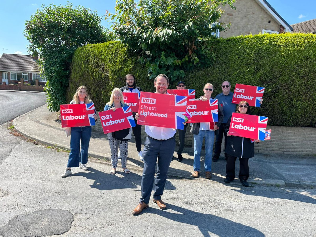 simonlightwood's tweet image. The sun shone down on us in Rothwell this morning and the reception stayed warm in Kirkhamgate this afternoon! ☀️

Thanks to Cllrs Maureen Cummings, Charlie Keith, Lynn Masterman and Julie Medford along with our fantastic local volunteers for their support. 🌹