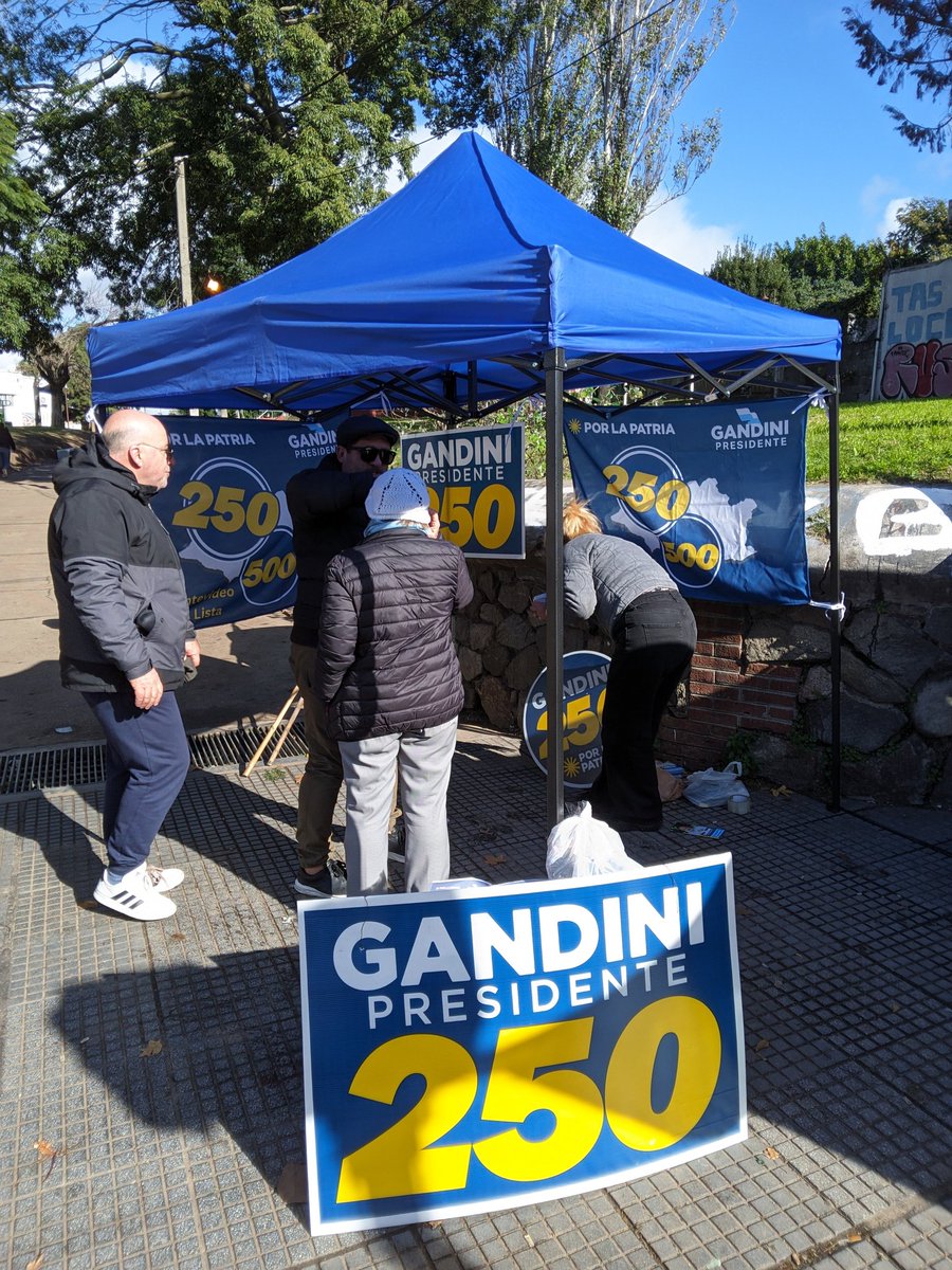 lista250500's tweet photo. En Parque Bellan con @listaquinientos @lista250 @movporlapatria @PNACIONAL @tatoviviano @JBarriosBove @soy_el_unico_JP
#yopuedo
#Uruguaypuede
#gandinipresidente
#lista500 https://t.co/Y8qeFMNHfD