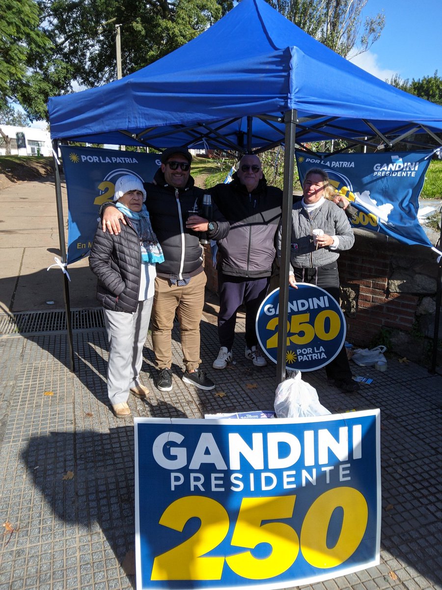 lista250500's tweet photo. En Parque Bellan con @listaquinientos @lista250 @movporlapatria @PNACIONAL @tatoviviano @JBarriosBove @soy_el_unico_JP
#yopuedo
#Uruguaypuede
#gandinipresidente
#lista500 https://t.co/Y8qeFMNHfD