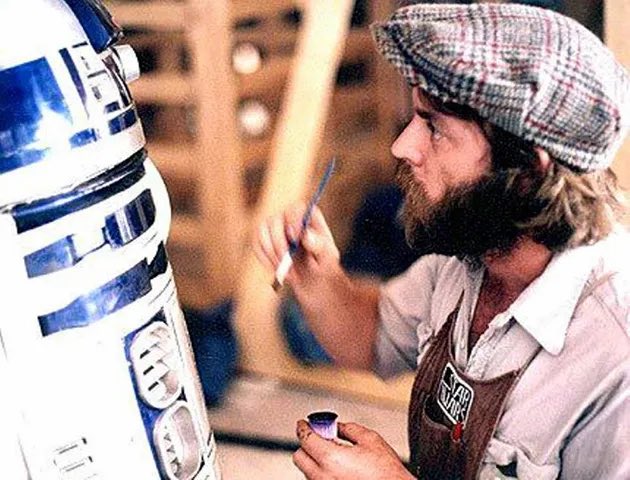 Artoo Detoo needs a little touch up!!!

#behindthescenes🎬 #specialeffects