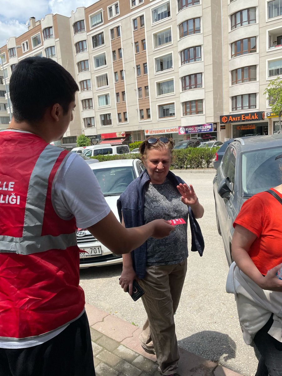 chpyenigenc's tweet photo. 25.05.2024 Cumartesi Öğle vaktinde yaptığımız broşürleme çalışmamızdan kareler. 📸

@eczozgurozel @erencanpatir https://t.co/S46jkIEpIH