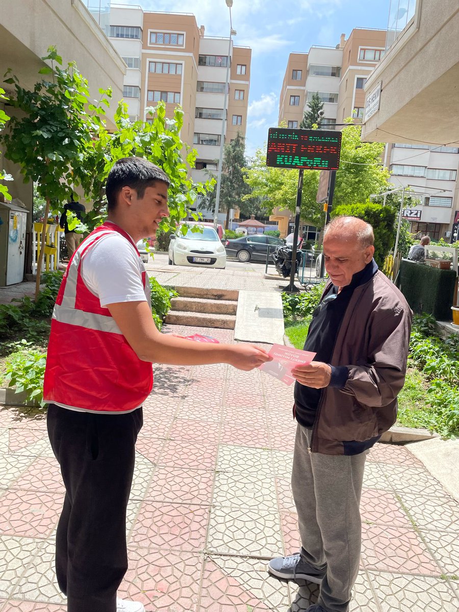 chpyenigenc's tweet photo. 25.05.2024 Cumartesi Öğle vaktinde yaptığımız broşürleme çalışmamızdan kareler. 📸

@eczozgurozel @erencanpatir https://t.co/S46jkIEpIH