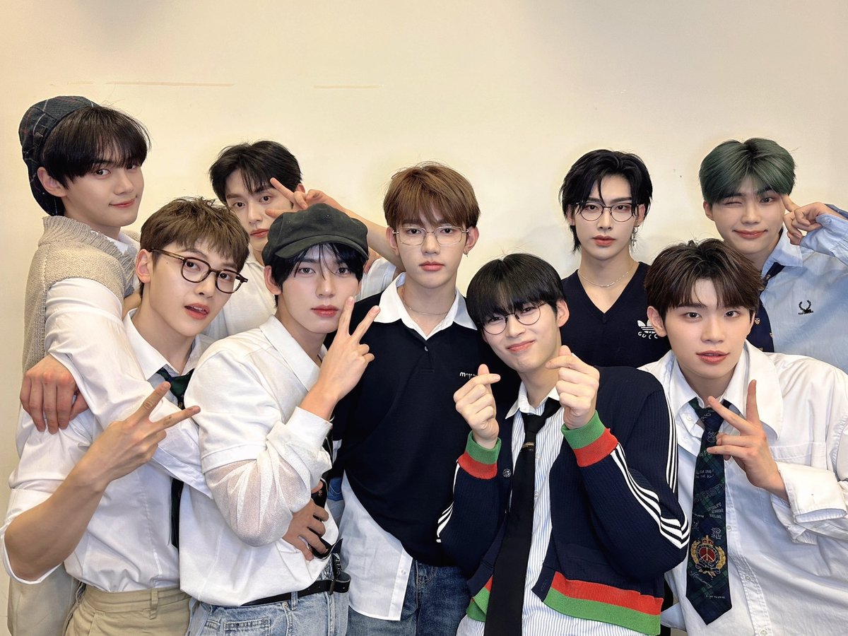 ZB1_official's tweet photo. _𝗭𝗘𝗥𝗢𝗙𝗢𝗖𝗨𝗦

풋풋함으로 가득 찬 ZB1 School🏫
갓경👓 + 교복 = 제로즈 심장 저격🩵

#ZEROBASEONE #ZB1 #제로베이스원 
#You_had_me_at_HELLO
#FeelthePOP #ZEROBASEONE_FeelthePOP https://t.co/DrX5Nh3sVz