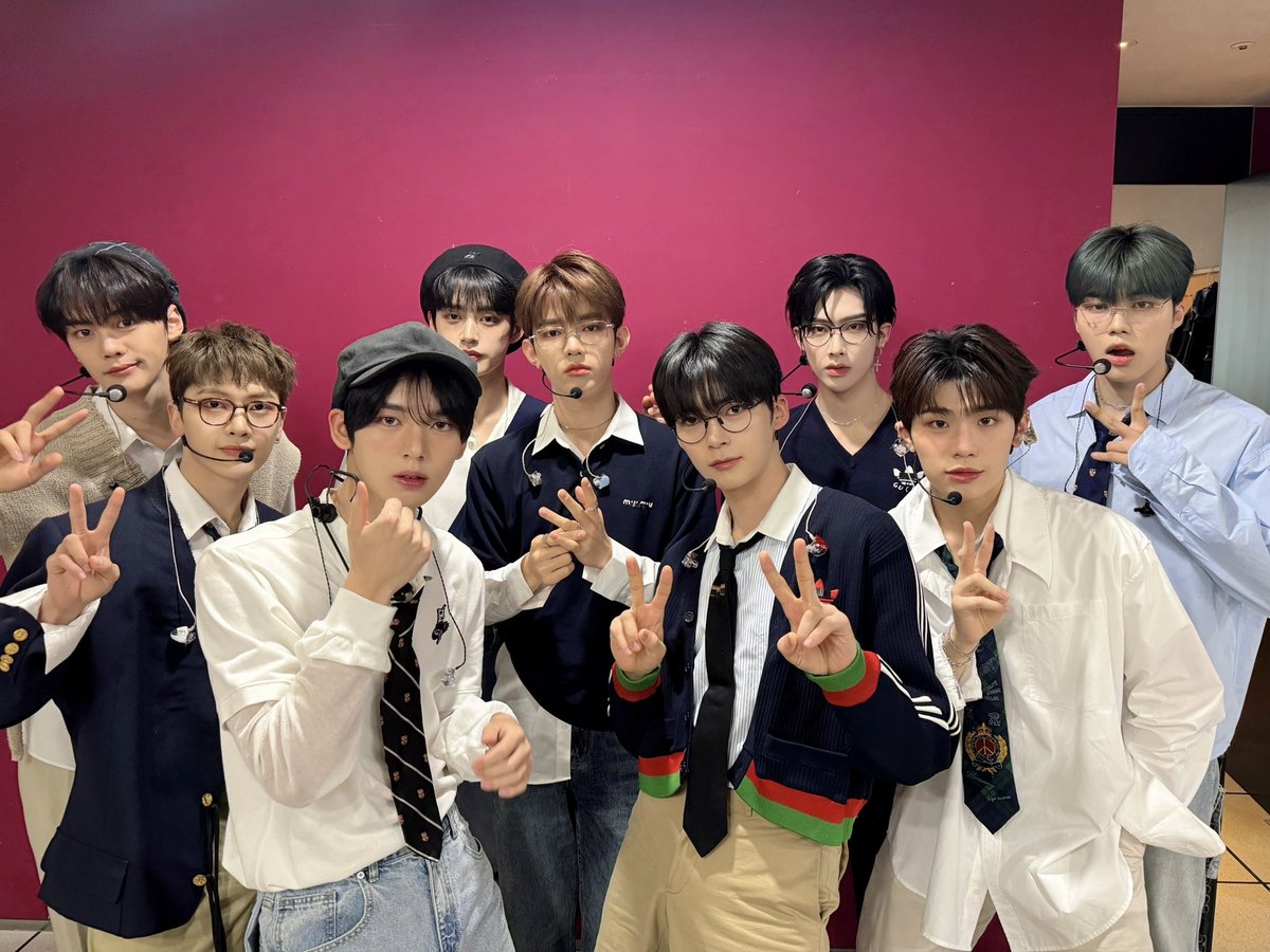 ZB1_official's tweet photo. _𝗭𝗘𝗥𝗢𝗙𝗢𝗖𝗨𝗦

풋풋함으로 가득 찬 ZB1 School🏫
갓경👓 + 교복 = 제로즈 심장 저격🩵

#ZEROBASEONE #ZB1 #제로베이스원 
#You_had_me_at_HELLO
#FeelthePOP #ZEROBASEONE_FeelthePOP https://t.co/DrX5Nh3sVz