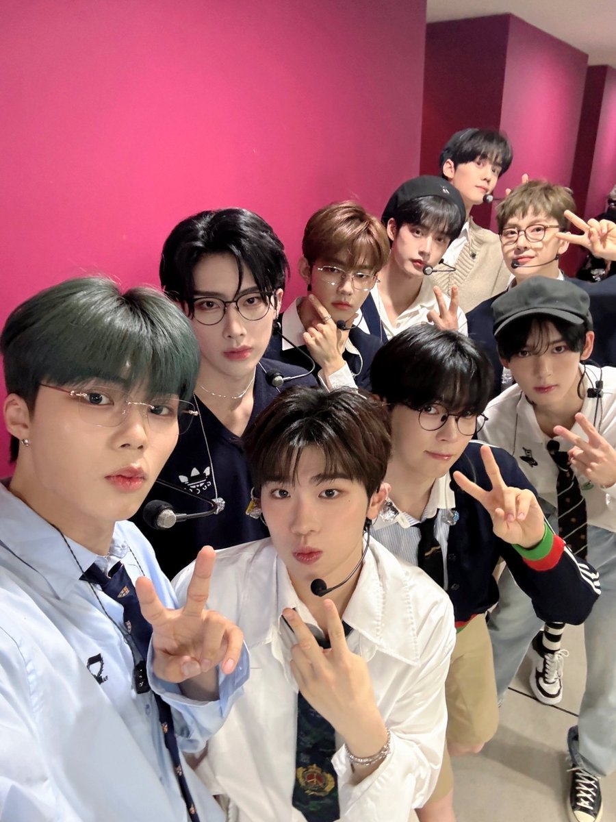ZB1_official's tweet photo. _𝗭𝗘𝗥𝗢𝗙𝗢𝗖𝗨𝗦

풋풋함으로 가득 찬 ZB1 School🏫
갓경👓 + 교복 = 제로즈 심장 저격🩵

#ZEROBASEONE #ZB1 #제로베이스원 
#You_had_me_at_HELLO
#FeelthePOP #ZEROBASEONE_FeelthePOP https://t.co/DrX5Nh3sVz