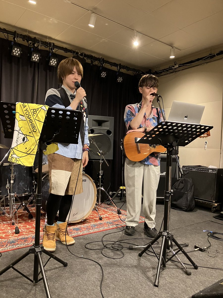nao4nishina's tweet photo. GOBらしさ全開の暖かい空間の中、大好きな歌を一緒に歌って泣いて笑って沢山癒された。想いがギュッと詰まった素敵なセトリ🌟よししと古澤さんの暖かい関係性も伝わってジーンと来たよ。GOBオリジナル曲3曲もほんといい歌✨20回のライブ開催ありがとう❣️GOB大好きです❤️#與那覇良大 #GOB #fullfullfull https://t.co/Gu413E9fxv
