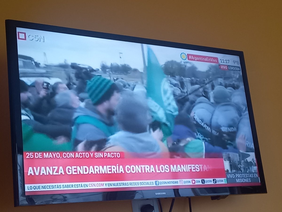 Hace un minuto el periodista de @C5N habló con un jefe de la policía de Córdoba, que dijo que si se dejaba libre un carril, no avanzaría la Gendarmería. Se dejó el carril libre. De inmediato avanzó la Gendarmería #GobiernoCriminal