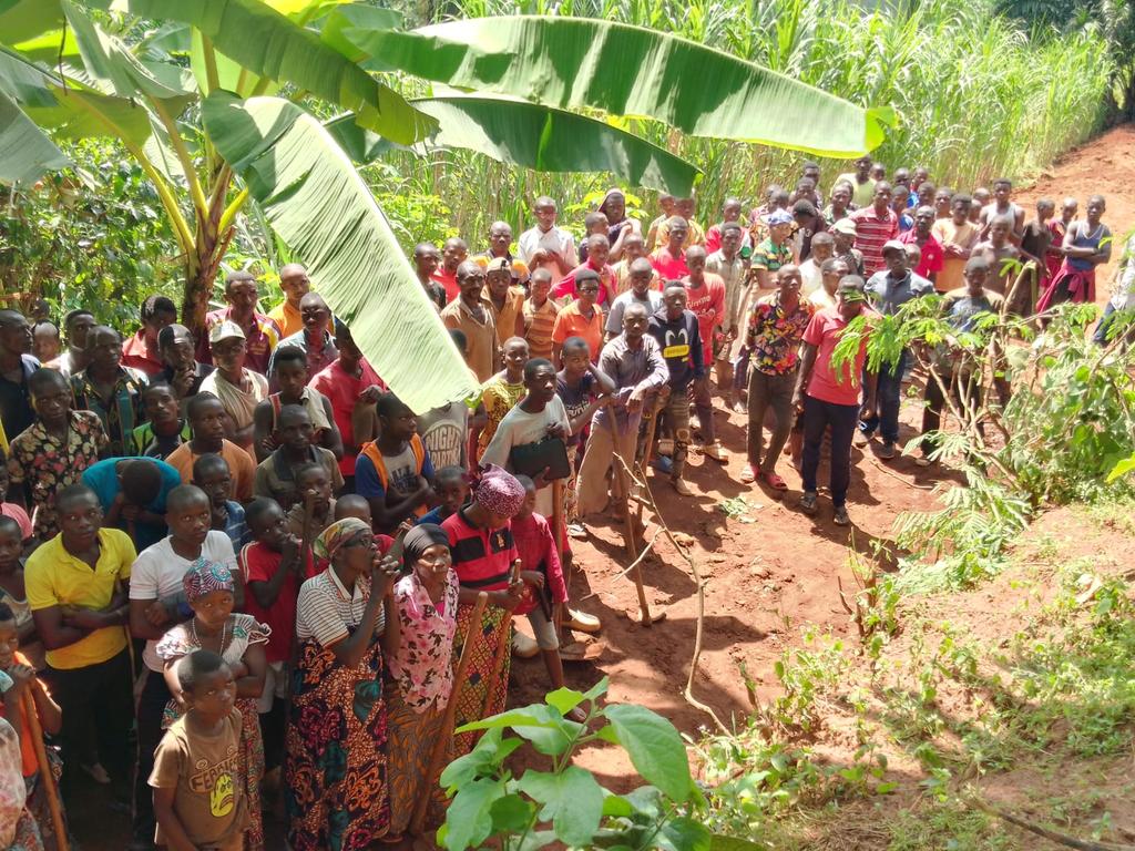 kundiwacu's tweet photo. Kwimba ibarabara #Kigunga_Kirasa ryo ku mutumba #Kanyinya, zone #Matyazo nico gikorwa musitanteri wa komine #Mubimbi #Dismas_Harimenshi afadikanije n'imvukira z'iyo zone baranguriye.
Akaba yahimirije abenegihugu gutera ikawa, amavoka no kwitabira n'ibindi bikorwa vy'iterambere. https://t.co/m1YazuZy6f