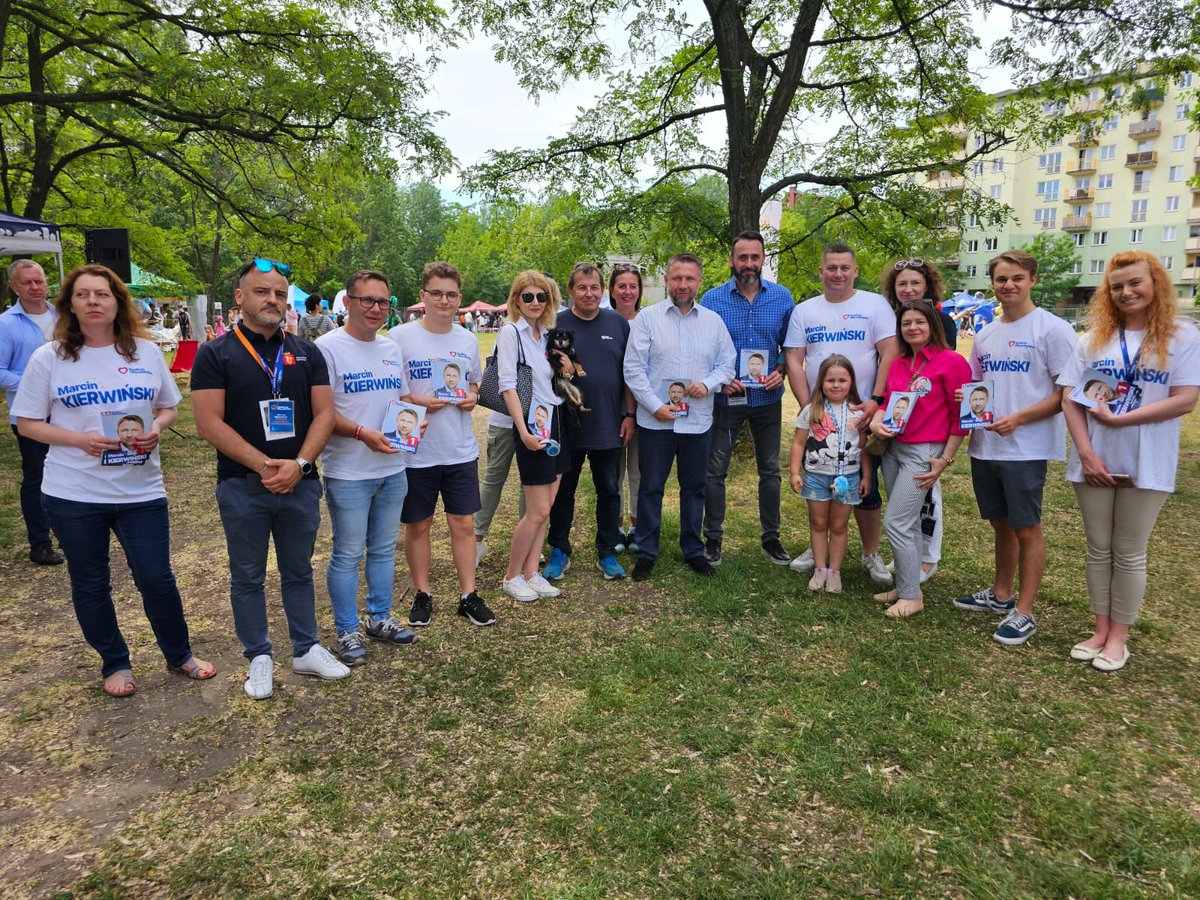 MKierwinski's tweet photo. Bardzo fajnie jest czuć wsparcie w tej kampanii tylu fantastycznych osób. Bardzo Wam dziękuję za to. Jesteście wspaniali❤️🫶 Tutaj razem z #mkteam na pikniku naukowym na Bemowie. https://t.co/u6K9SGvUdh