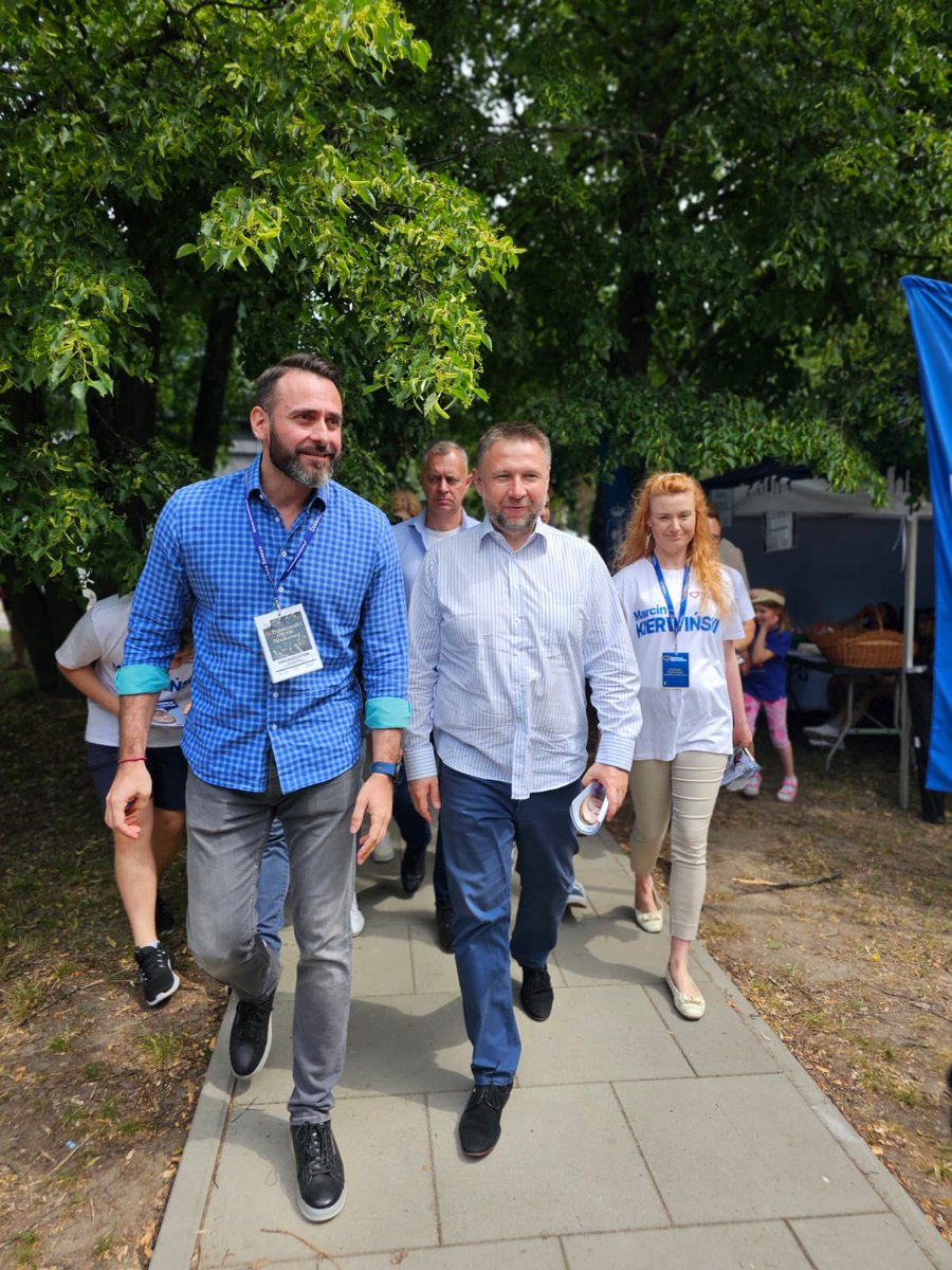 MKierwinski's tweet photo. Bardzo fajnie jest czuć wsparcie w tej kampanii tylu fantastycznych osób. Bardzo Wam dziękuję za to. Jesteście wspaniali❤️🫶 Tutaj razem z #mkteam na pikniku naukowym na Bemowie. https://t.co/u6K9SGvUdh