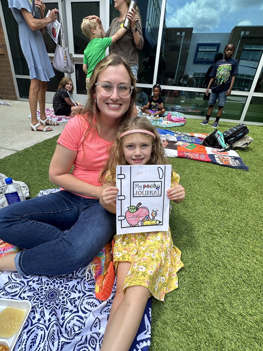 Our 2nd graders enjoyed a Poetry Picnic, sharing their poetry books with their families! Way to go 2nd graders! @Bjackson_FLE @misshayward_usc @Davis_FLE @TWilliamsFLE @RichlandTwo