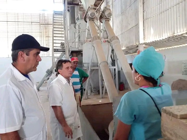 Por la Fábrica de piensos de la Empresa Porcina en #Matanzas ubicada en Máximo Gómez inició el viernes un amplio recorrido junto a la Gobernadora @CaridadPoey para evaluar la marcha de éste estratégico programa. #MatanzasdeGironal26 #GenteQueSuma