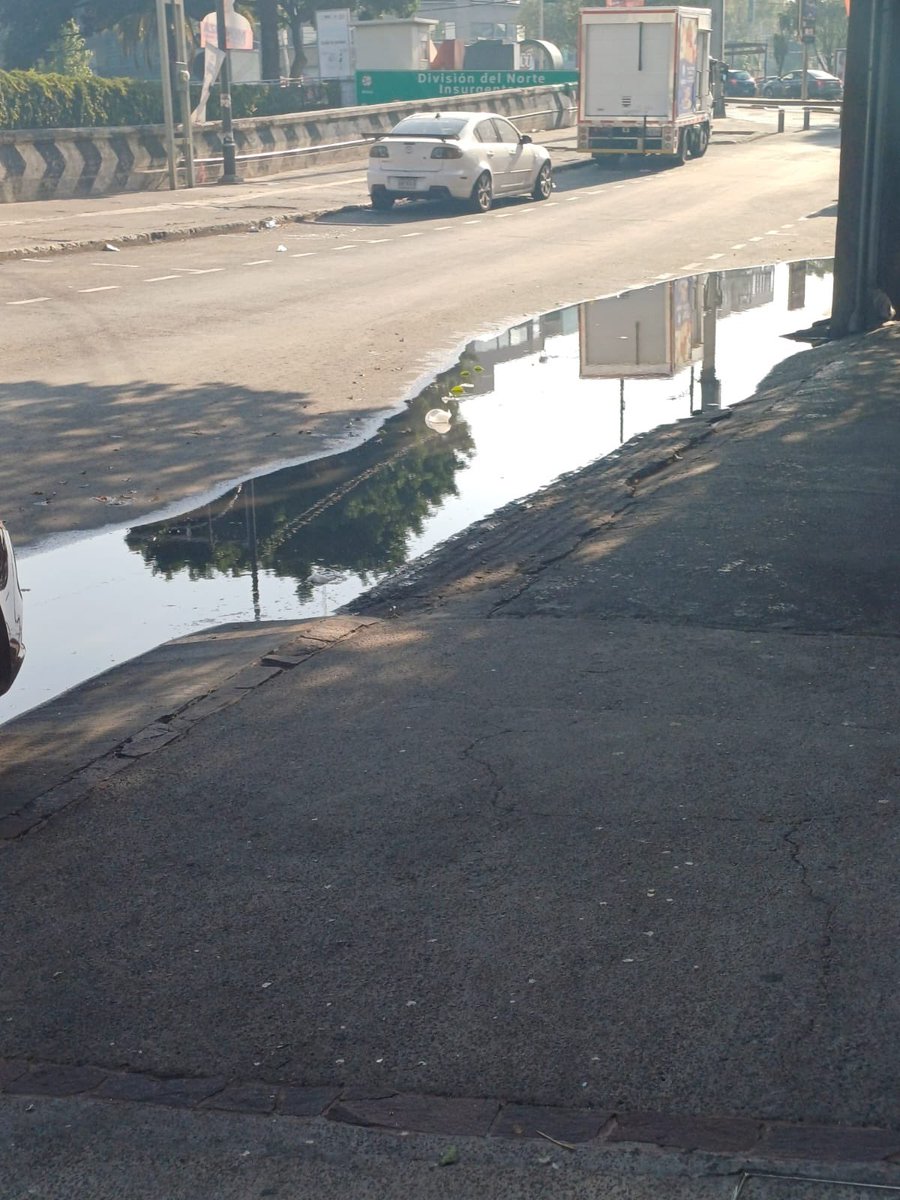 ngel_ika's tweet photo. @BJAlcaldia ayudaaaa, en lateral de viaducto esquina con insurgentes sur en la colonia Nápoles hay agua que sale de una coladera y huele horrible, ya lleva semanas y nadie ayuda para desazolvar la coladera, ya es insoportable el olor. Por favor alcaldía apóyenos 🙏🏻 🆘🆘🆘 https://t.co/SwYVNnPaBC