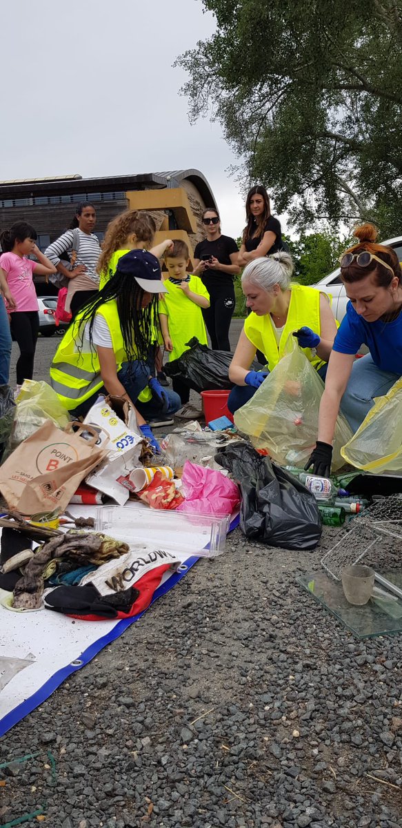 Matmut's tweet photo. A Tours, nous dépolluons les bords du lac des Peupleraies, proche du Cher et haut lieu de biodiversité🌱Nous sommes aux côtés de l'association @WingsoftheOcean sur ce très beau site #Cleanwalk Matmut ! https://t.co/iPVkvvDWl7