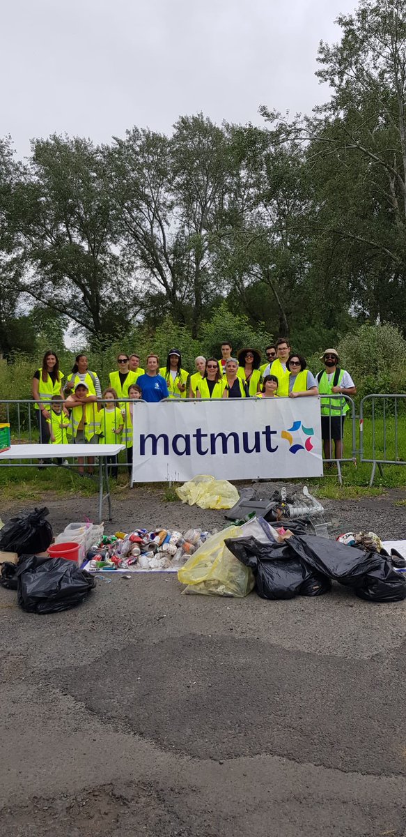 Matmut's tweet photo. A Tours, nous dépolluons les bords du lac des Peupleraies, proche du Cher et haut lieu de biodiversité🌱Nous sommes aux côtés de l'association @WingsoftheOcean sur ce très beau site #Cleanwalk Matmut ! https://t.co/iPVkvvDWl7