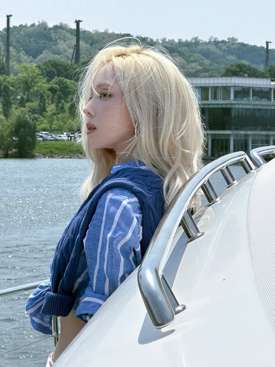 과대에 과탑까지 먹는 이름만 대도 다 아는 그 선배가 수상할 만큼 남자랑 붙어있는 걸 본 적이 없음
고백하면 웃으면서 거절은 단호하게 함
그러다 보게 된 건

기숙사 뒷골목에서 담당 교수랑 키스하다 숨차서 그 교수 어깨에 기대고 있던 그 선배..