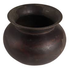 'The white porridge usually comes out of the black pot.'

- An Eʋe (Ewe) Adage

#Heritage
#Volta