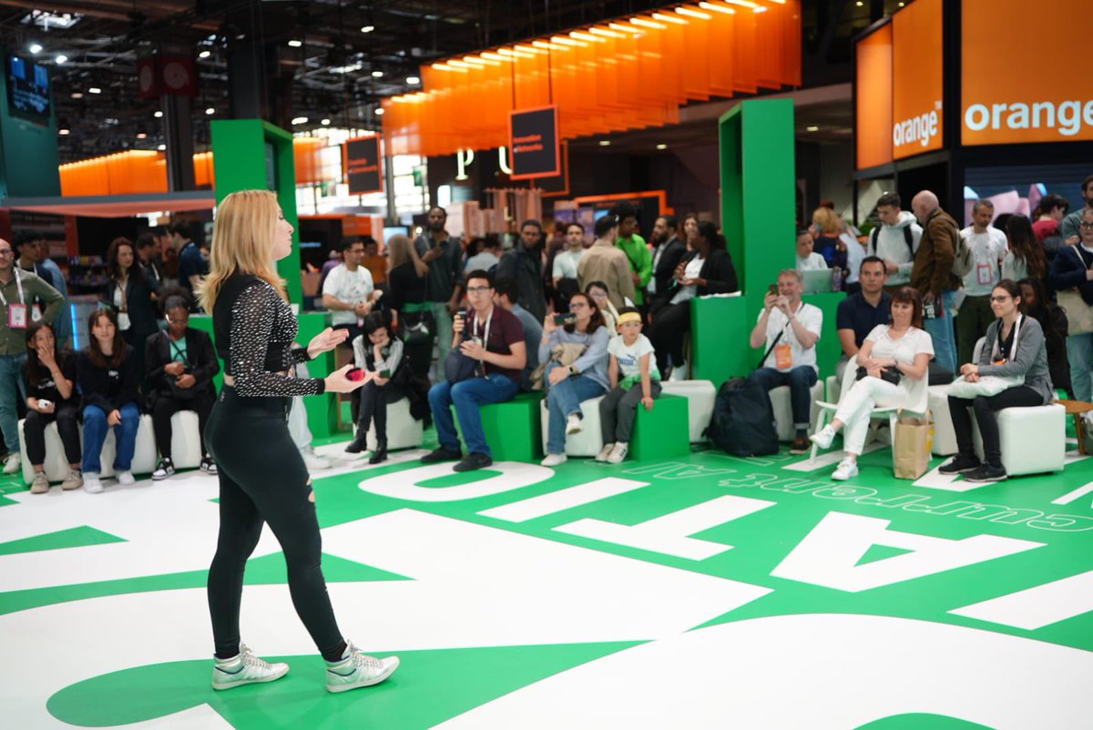 bnpp_recrut's tweet photo. On termine la journée de manière #unexpected sur le Lab à @VivaTech avec une touche de légèreté et d’amusement avec Dina, championne #esport du jeu vidéo Just Dance !!!💃🏽🕺
#BNPPforTech #Vivatech #UnexpectedExperience https://t.co/ZKZMEec4Zy