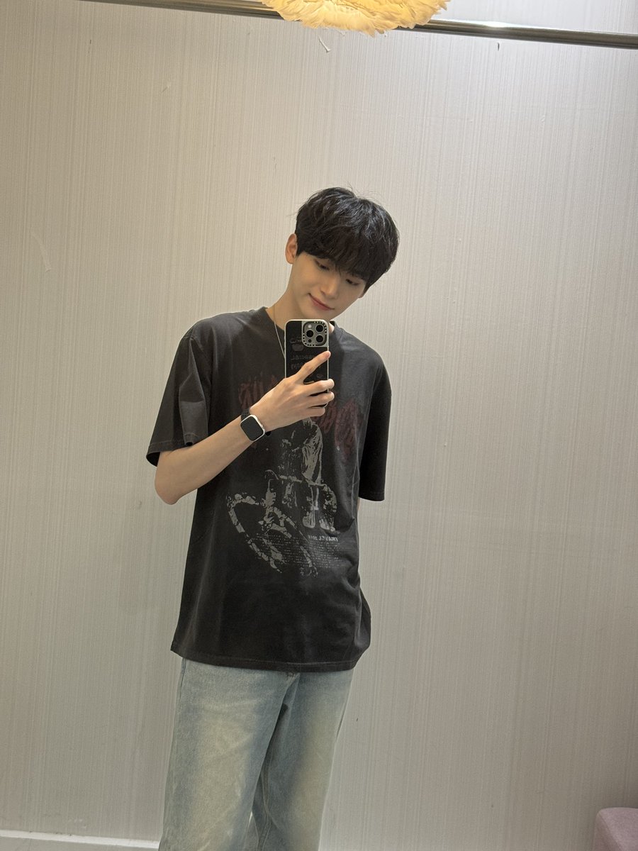 CRAVITY_twt's tweet photo. 거울셀카🪞
#정모 #러비티 #크래비티
#TRAVEL #트래블 https://t.co/AqOM3Qa7nN