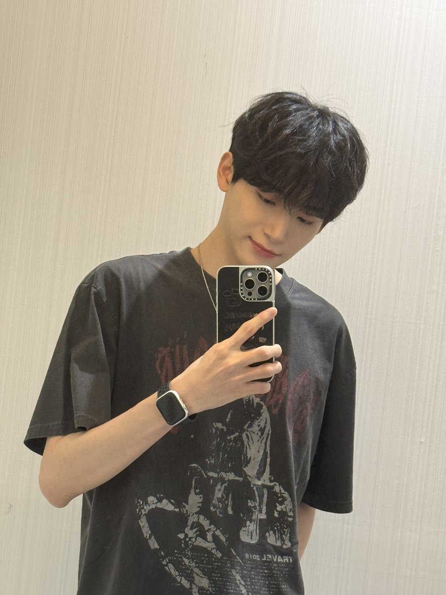 CRAVITY_twt's tweet photo. 거울셀카🪞
#정모 #러비티 #크래비티
#TRAVEL #트래블 https://t.co/AqOM3Qa7nN