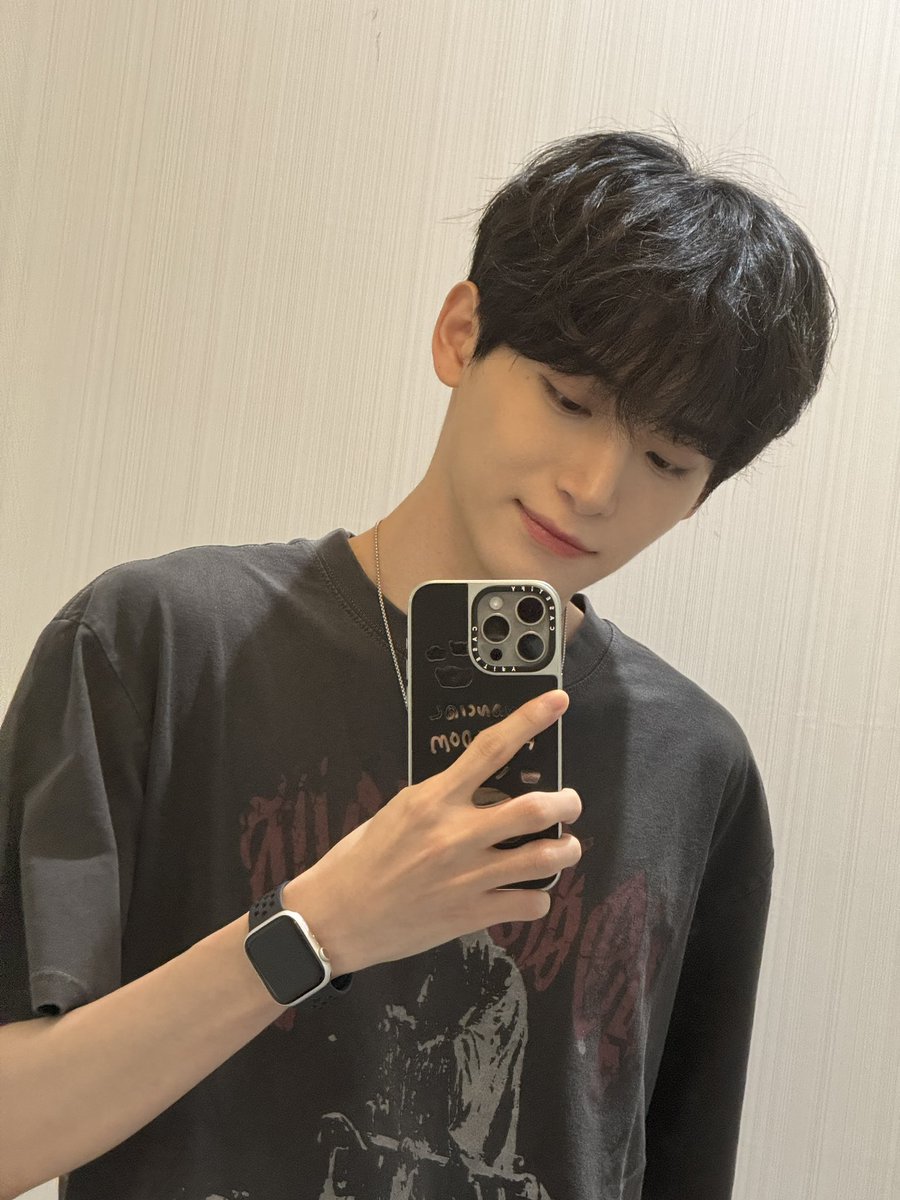 CRAVITY_twt's tweet photo. 거울셀카🪞
#정모 #러비티 #크래비티
#TRAVEL #트래블 https://t.co/AqOM3Qa7nN