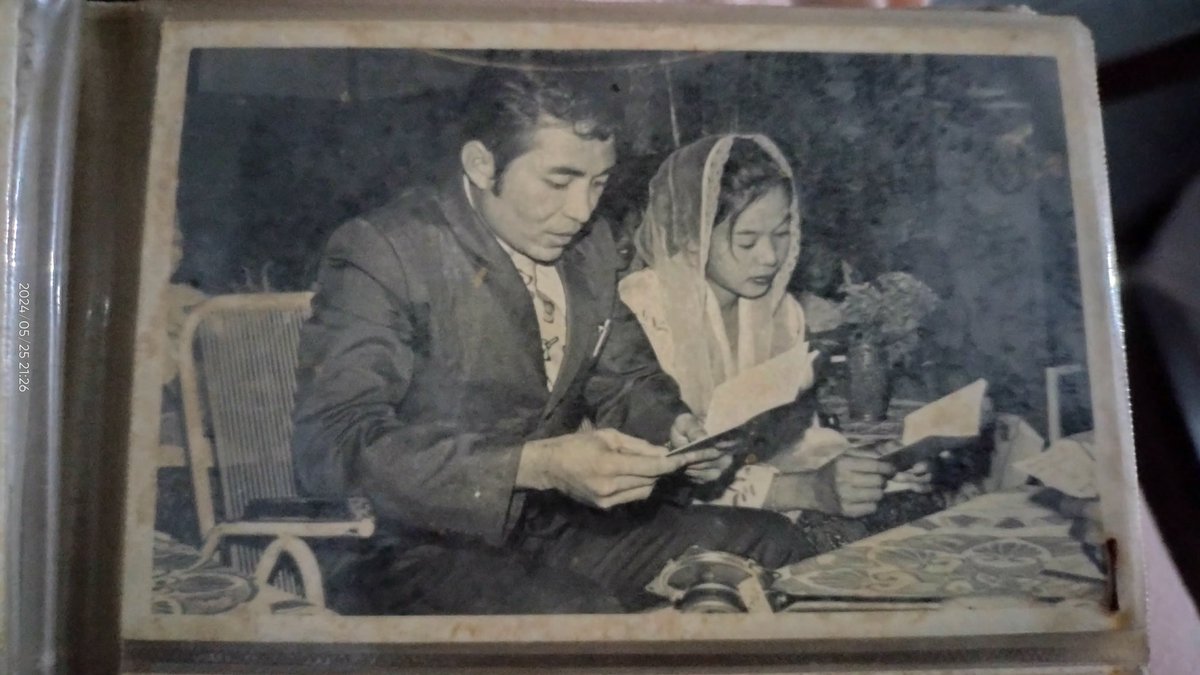 restiamaliya's tweet photo. Nemu foto nikahan bapak-ibu mertua. Ganteng n cantik bgtt yaa Allah 😍
Dan ganteng cantiknya tu yg jg masuk di standar jaman sekarang 😍 https://t.co/PMsWiFIjz1