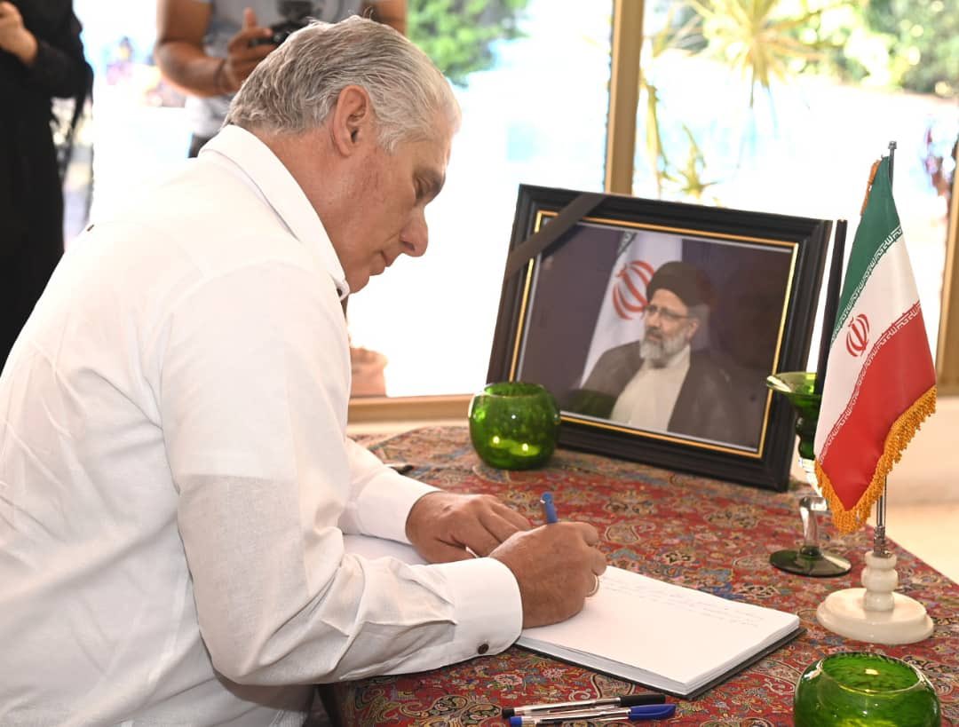 Nuestro Presidente <a href="/DiazCanelB/">Miguel Díaz-Canel Bermúdez</a> firma en nombre del pueblo cubano el libro de condolencias por el Presidente Raisi. #YoSigoAMiPresidente