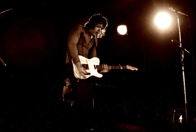 May 25th in Rory history: 1970 Essen DE Grugahalle 3. Pop und Blues Festival 1973 Baltimore USA Barry Richard's Rock Show (1st appearance on US TV) 1973 Baltimore USA Civic Center w/ Deep Purple 1974 Bordeaux FR L' Alhambra (📸 Jean-Noël Coghe) 1985 Austin USA Austin Opera House