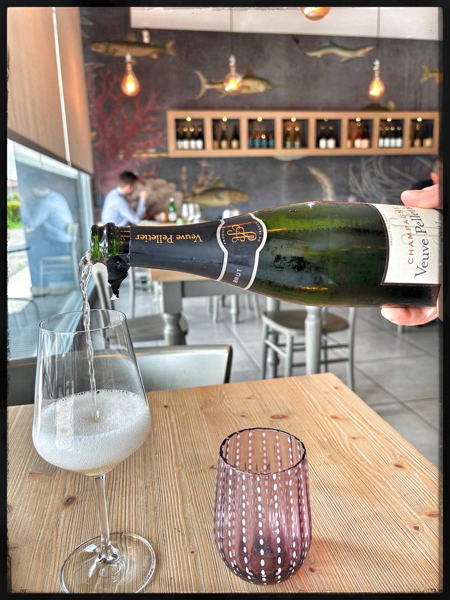 hardrockhm's tweet image. Sempre un piacere anticipare il #weekend da @pescheria_murice #murice #fishbar #fishrestaurant #venerdi #champagne #champagnelover #champagne🍾 #wine #winestagram🍷