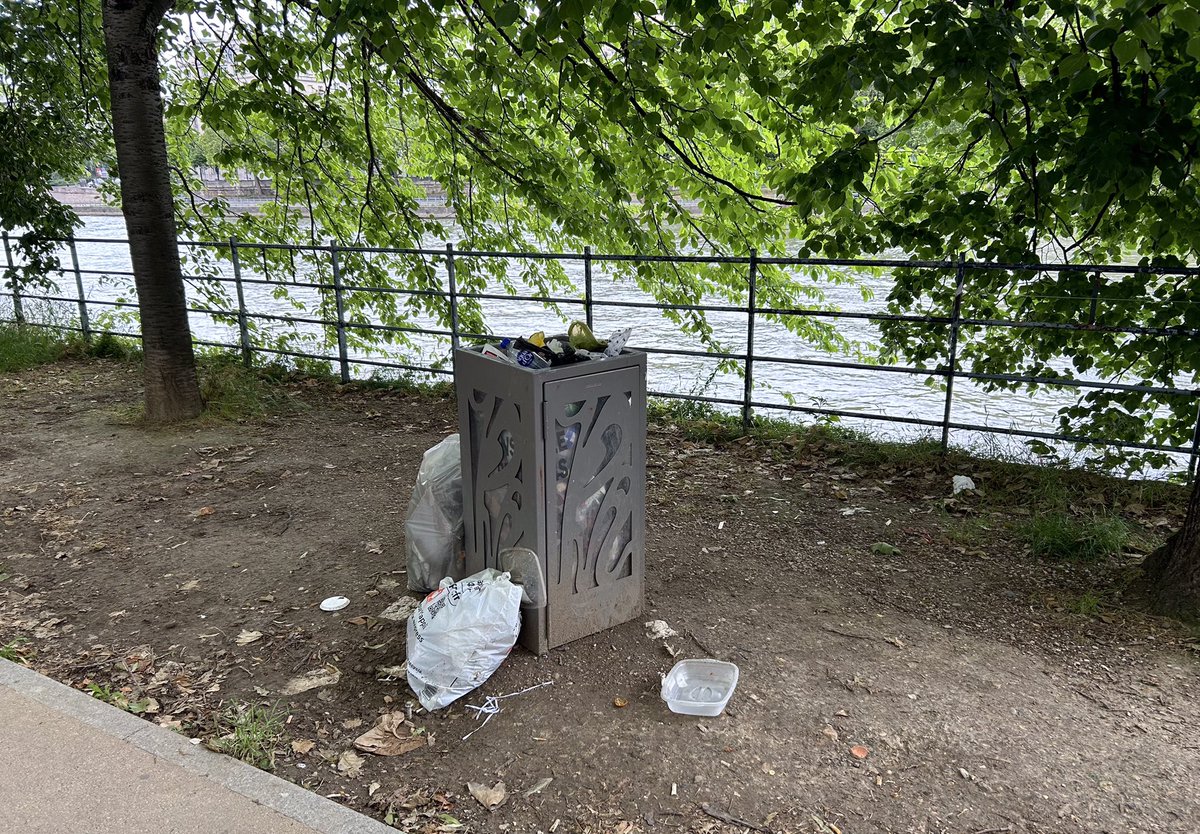 DuprDominique2's tweet photo. 🧐🌳Les travaux ont commencé sur l’Île aux Cygnes, #Paris 15, depuis presque un an. Pourtant il n’y a toujours pas de #bancs, alors les promeneurs s’assoient sur des cartons. Les balustrades ne sont toujours pas changées ou repeintes, les poubelles débordent…#EspacePublic https://t.co/7Q1K6mo9a1