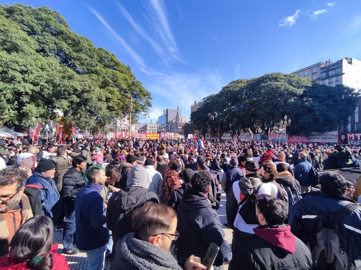 Así arranca el #EncuentroDeTrabajadores en la Plaza Congreso. Sindicatos combativos, asambleas barriales, movimientos sociales, estudiantes y sectores en lucha discuten cómo tirar abajo todo el plan de Milei.