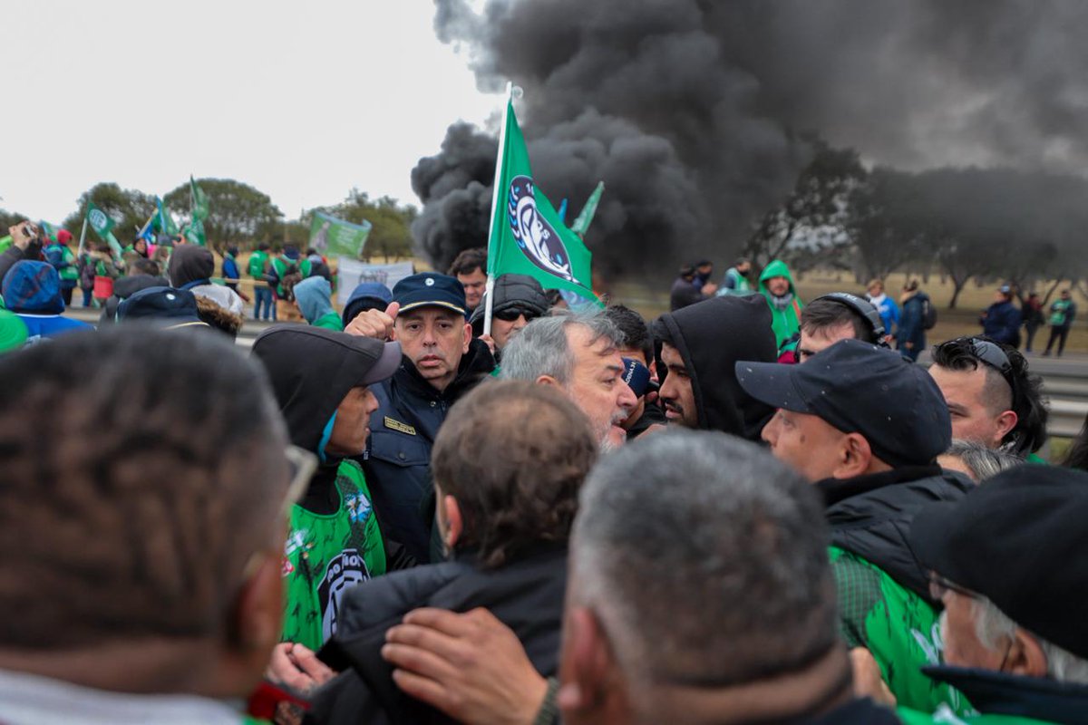 URGENTE!!
ATE YA BLOQUEA EL AEROPUERTO ANTE LA LLEGADA DE MILEI A CÓRDOBA!!

Este 25 de Mayo no hay nada para festejar. Es el Día de la Patria, pero de una patria que están vendiendo, que están rifando al mejor postor. Aquella independencia política y económica de nuestro país