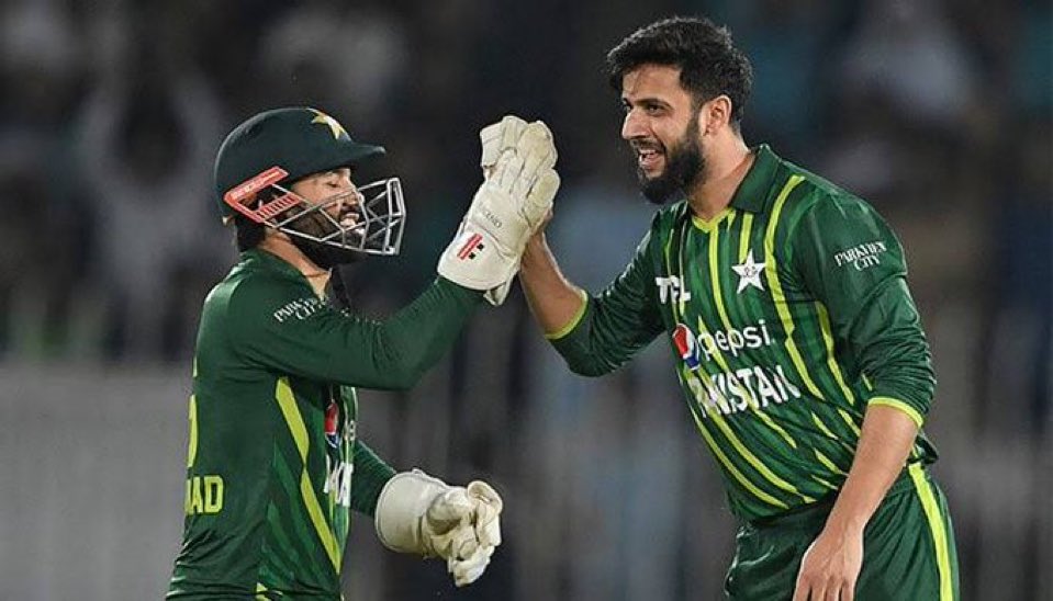 4 over 19 Runs and 2 Wickets. 

Imad Wasim was bowling on different pitch? What a spell by Pakistani all-rounder.

Best bowling So far against England. Shadab khan should learn from Imad Wasim.

#ENGvsPAK #PAKvsENG #ImadWasim