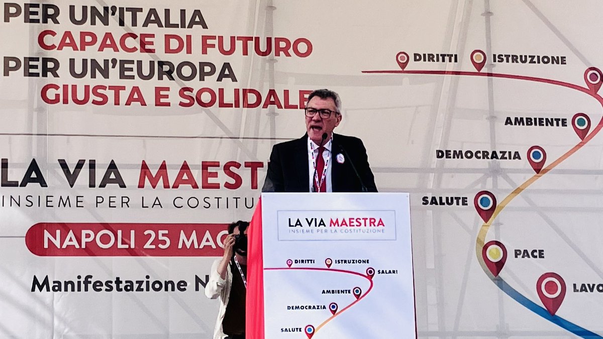 cgilnazionale's tweet photo. #MaurizioLandini a Napoli con #LaViaMaestra: “Bisogna unire il Paese, non dividerlo, perché i diritti fondamentali, al lavoro, alla salute, all'istruzione, vanno garantiti a tutti i cittadini a prescindere da dove sono nati. La Carta Costituzionale non va cambiata, va applicata” https://t.co/jBCPK1Slkn