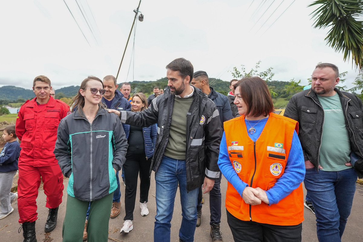 EduardoLeite_'s tweet image. Começamos o sábado indo a Sinimbu, município brutalmente atingido pela enchente do rio Pardinho no início do mês e cidade pela qual tenho um carinho muito especial. Na minha infância e adolescência, costumava passar férias em Sinimbu com a família. 

A destruição ainda está muito…