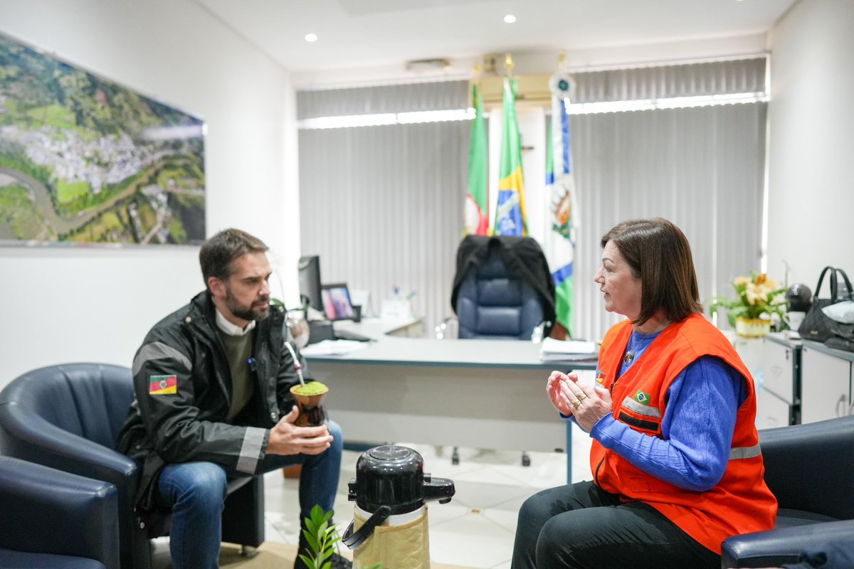 EduardoLeite_'s tweet image. Começamos o sábado indo a Sinimbu, município brutalmente atingido pela enchente do rio Pardinho no início do mês e cidade pela qual tenho um carinho muito especial. Na minha infância e adolescência, costumava passar férias em Sinimbu com a família. 

A destruição ainda está muito…